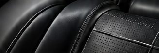 Asiento de cuero perforado en detalle