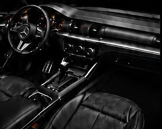 Interior de coche con salpicadero y asientos de cuero limpios